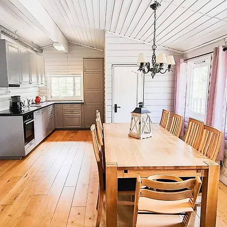 8 Person In Seral Semesterbostad Hamkoll